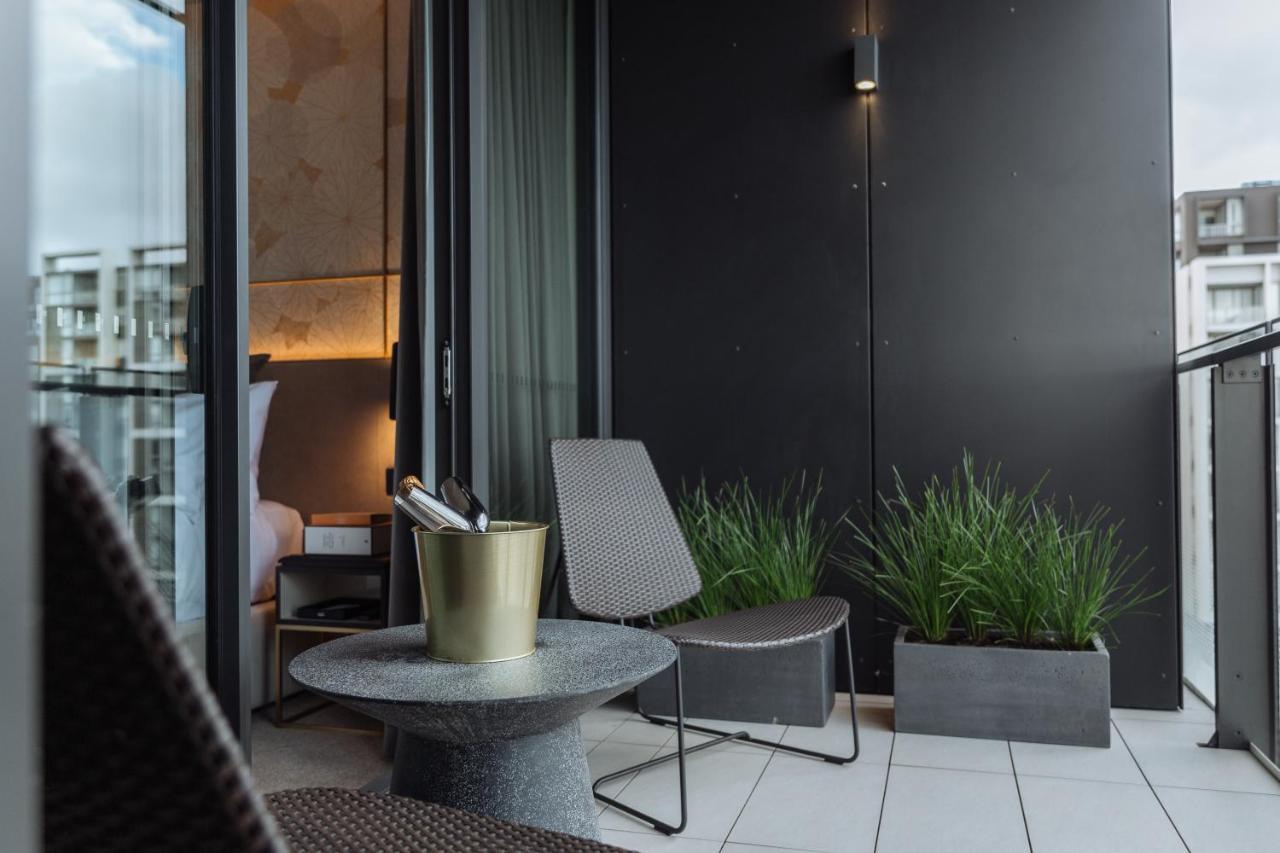 One Global Resorts Green Square Sydney Bagian luar foto The balcony of a penthouse apartment at The Standard London