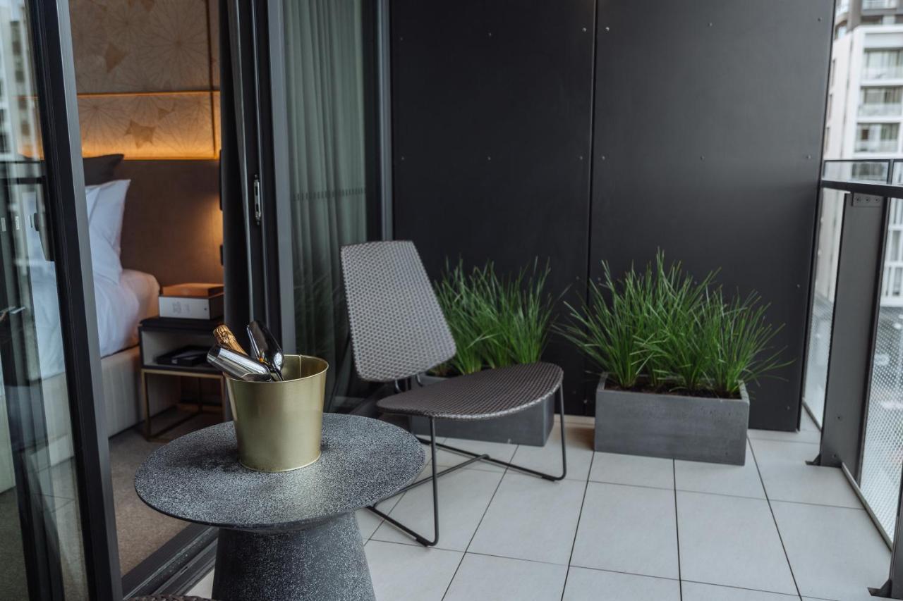 One Global Resorts Green Square Sydney Bagian luar foto A balcony in a hotel room